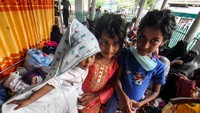 Anak imigran etnis Rohingya mengendong adiknya yang masih balita usai dievakuasi warga di Desa Lhok, Kecamatan Muara Batu, Aceh Utara, Aceh, Selasa (15/11/2022).