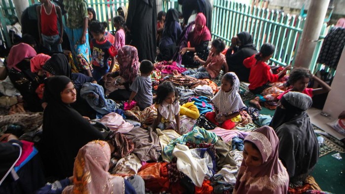 110 Imigran Rohingya Terdampar di Aceh Sejumlah imigran etnis Rohingya berkumpul di Meunasah usai dievakuasi warga di Desa Lhok, Kecamatan Muara Batu, Aceh Utara, Aceh, Selasa (15/11/2022). Sebanyak 110 imigran etnis Rohingya terdiri dari 72 laki-laki, 32 perempuan, lima anak-anak, dan seorang balita menggunakan perahu motor terdampar di perairan Krueng Mane Aceh. ANTARA FOTO/Rahmad/tom.