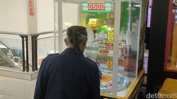 Abah Empit sang penakluk mesin permainan asal Garut.