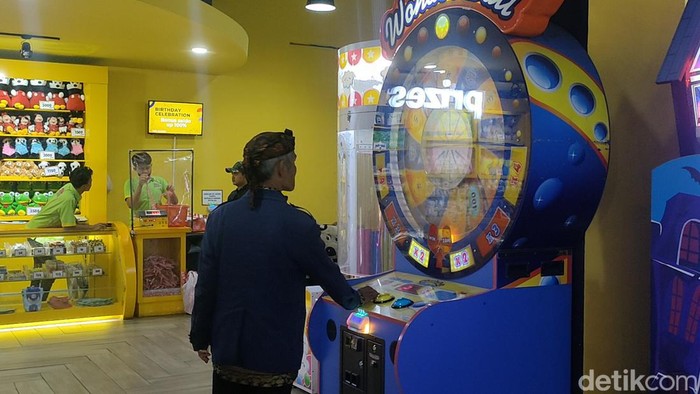 Abah Empit sang penakluk mesin permainan asal Garut. Abah Empit sang penakluk mesin permainan asal Garut.