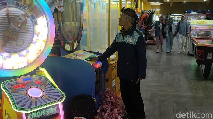 Abah Empit sang penakluk mesin permainan asal Garut.