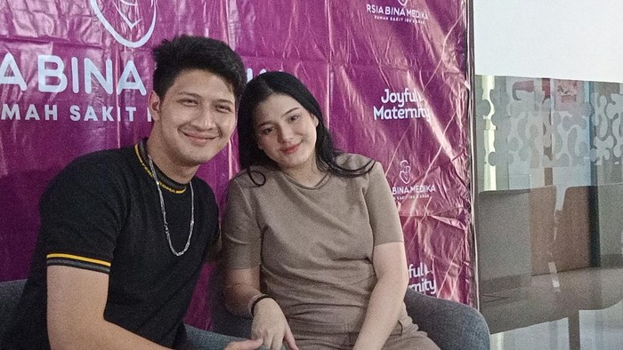 Aditya Zoni  dan istri saat ditemui di rumah sakit usai jumpa wartawan.