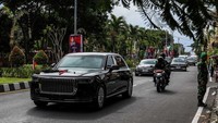 Bertugas sebagai mobil kepresidenan, jelas kalau fitur keamanan Hongqi N701 tak perlu diragukan lagi. Sebagai gambaran, sebelum menggunakan Hongqi N701, Xi Jinping diketahui menunggangi Hongqi L5 versi modifikasi bernama N501. Hongqi L5 kala itu juga menawarkan kemewahan khas mobil Eropa dan fitur antipeluru serta penangkal bom. Garry Lotulung/NurPhoto/Getty Images