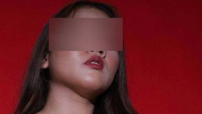 Aktor ketiga threesome kebaya merah