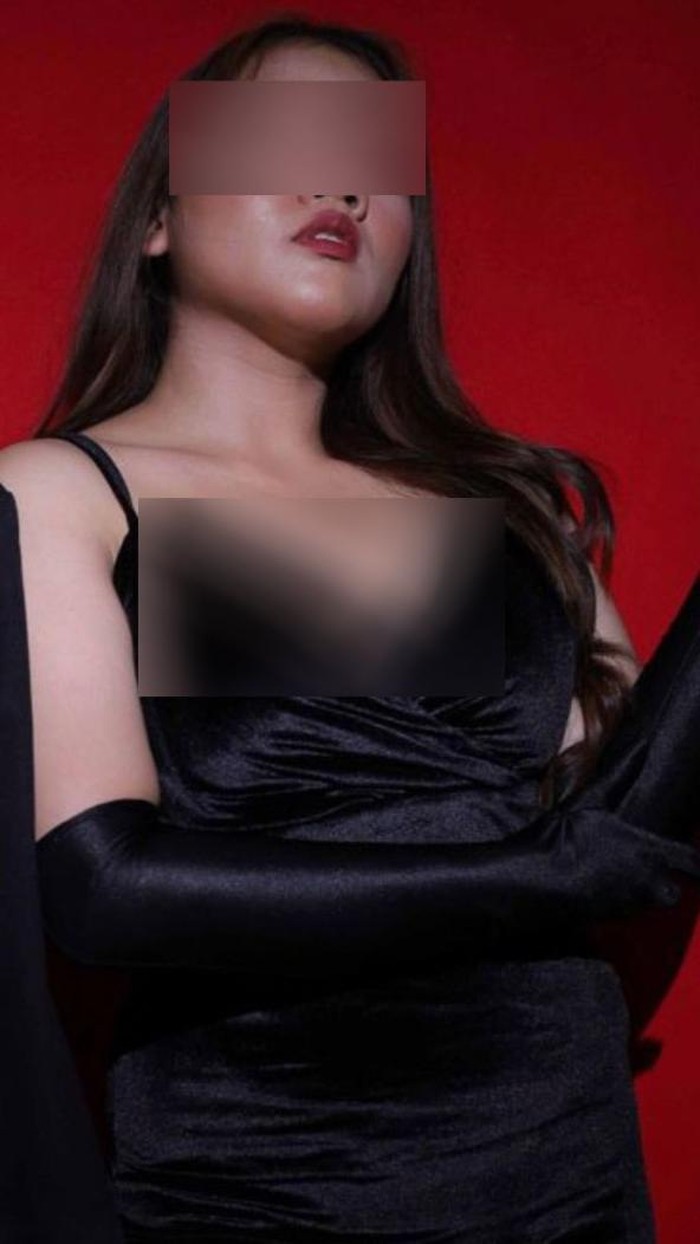 Aktor ketiga threesome kebaya merah