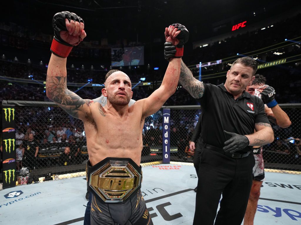 LAS VEGAS, NEVADA - JULY 02: Alexander Volkanovski of Australia celebrates his win over Max Holloway in the UFC featherweight championship fight during the UFC 276 event at T-Mobile Arena on July 02, 2022 in Las Vegas, Nevada. (Photo by Jeff Bottari/Zuffa LLC)