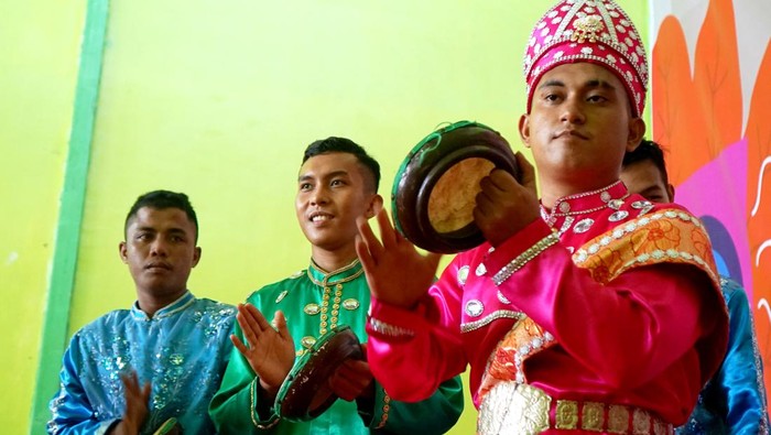 Sejumlah Anak Binaan Pemasyarakatan berlatih alat musik rebana di Lembaga Pembinaan Khusus Anak (LPKA), UPT Kanwil Kemenkumham Gorontalo di Kota Gorontalo, Gorontalo, Selasa (15/11/2022). LPKA Gorontalo menggelar pelatihan alat musik dan tarian tradisional untuk melestarikan budaya daerah dan mengembangkan minat dan bakat Anak Binaan Pemasyarakatan. ANTARA FOTO/Adiwinata Solihin/tom.