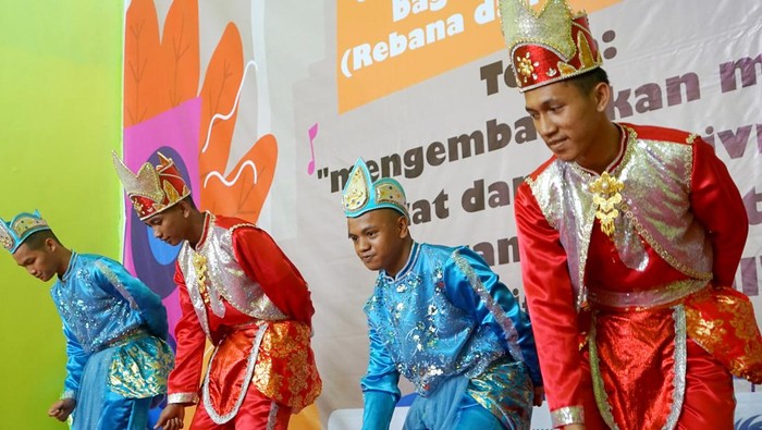 Anak Binaan Pemasyarakatan Berlatih Musik dan Tarian Tradisional Sejumlah Anak Binaan Pemasyarakatan berlatih alat musik rebana di Lembaga Pembinaan Khusus Anak (LPKA), UPT Kanwil Kemenkumham Gorontalo di Kota Gorontalo, Gorontalo, Selasa (15/11/2022). LPKA Gorontalo menggelar pelatihan alat musik dan tarian tradisional untuk melestarikan budaya daerah dan mengembangkan minat dan bakat Anak Binaan Pemasyarakatan. ANTARA FOTO/Adiwinata Solihin/tom.