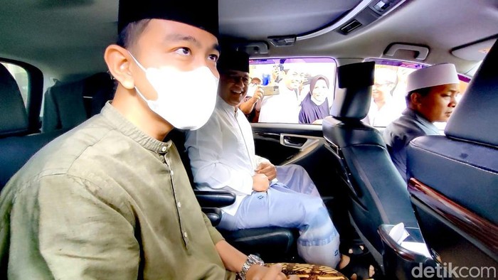 Anies Baswedan dan Gibran Rakabuming Raka semobil ke Haul Habib Ali, Solo, Selasa (15/11/2022).
