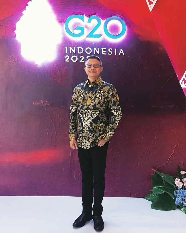 Mantan personel Trio Libels, Edwin Rizal Manansang sudah tidak aktif di dunia hiburan dan memilih banting setir menjadi pegawai pemerintahan. Edwin Manansang kini menjabat sebagai Asisten Deputi Kerjasama Ekonomi Multilateral dan Pembiayaan. Foto: Instagram