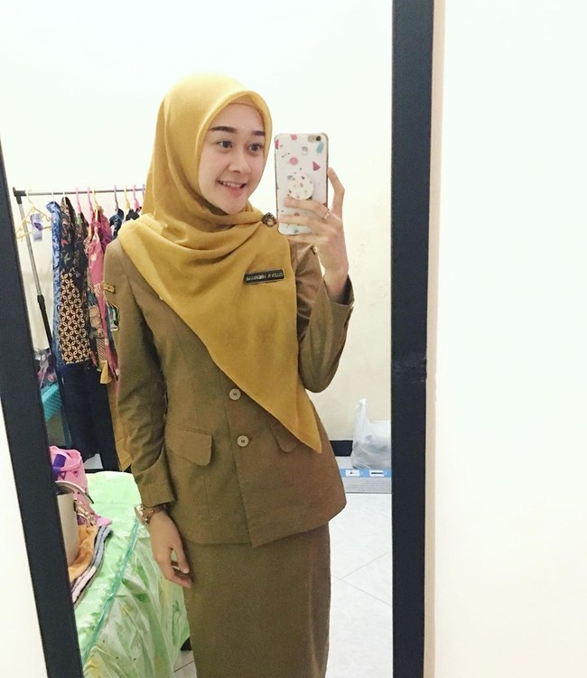 Mantan personel Cherrybelle Ellen Nita Vindriana meninggalkan dunia hiburan setelah girlband-nya tak lagi aktif. Ia pun memutuskan untuk fokus bekerja sebagai dosen di Politeknik Negeri Malang. Kini status wanita yang sudah berhijab itu sudah menjadi PNS.Foto: Instagram