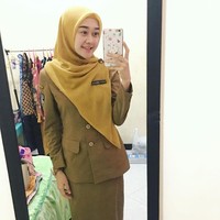 Mantan personel Cherrybelle Ellen Nita Vindriana meninggalkan dunia hiburan setelah girlband-nya tak lagi aktif. Ia pun memutuskan untuk fokus bekerja sebagai dosen di Politeknik Negeri Malang. Kini status wanita yang sudah berhijab itu sudah menjadi PNS.Foto: Instagram