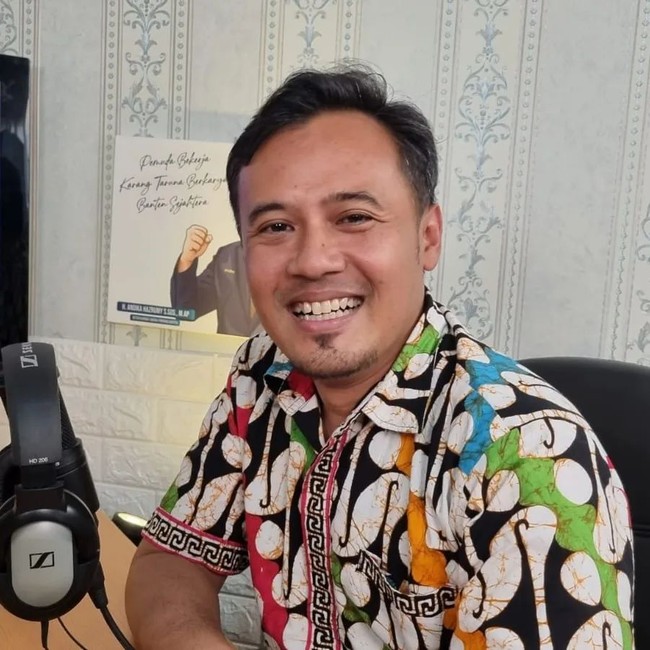 Kamu mungkin familiar dengan karakter Sayuti dalam sitkom OB. Tak lagi bermain sinetron kini pemerannya Aditya Warman memilih bekerja PNS di kantor Badan Kepegawaian Daerah Pemprov Banten. Foto: Instagram