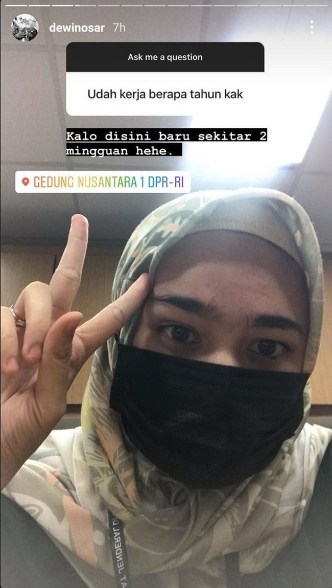 Dewi Nosar dikenang pemirsa dengan perannya dalam sinetron Preman Pensiun? Daripada jadi pesinetro, Dewi kini lebih memilih bekerja di DPR RI. Wanita berhijab itu pernah mengaku pekerjaannya sekarang adalah pengelola persidangan di Komisi VII.Foto: Instagram