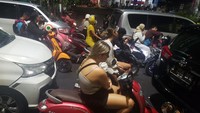 Pantauan detikBali, sejumlah pengendara mobil bahkan turun dan mematikan mesin mobilnya. Tak hanya warga lokal, beberapa turis asing juga tampak mematikan kendaraan mereka lantaran tak bisa bergerak. Foto: Tim detikBali