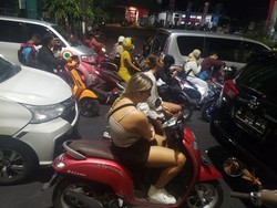 Pantauan detikBali, sejumlah pengendara mobil bahkan turun dan mematikan mesin mobilnya. Tak hanya warga lokal, beberapa turis asing juga tampak mematikan kendaraan mereka lantaran tak bisa bergerak. Foto: Tim detikBali