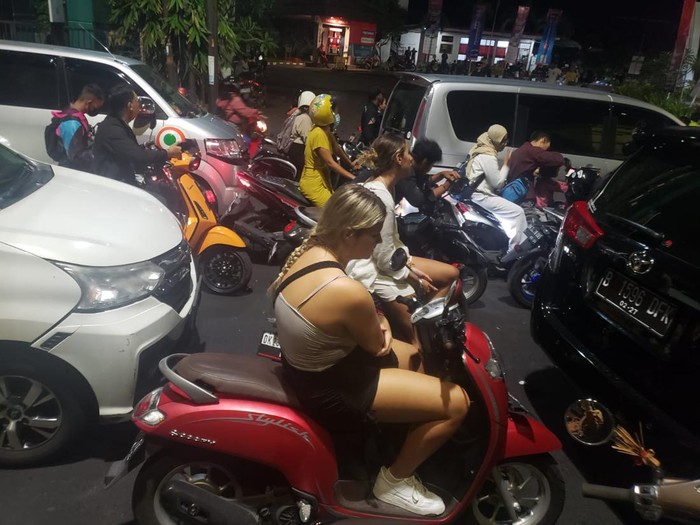 Arus lalu lintas di Jalan By Pass Ngurah Rai dari Kedonganan ke arah Nusa Dua macet parah, Selasa (15/11/2022) petang. Hingga pukul 19.30 Wita, baik motor maupun mobil tidak bisa bergerak sama sekali. Foto: Tim detikBali