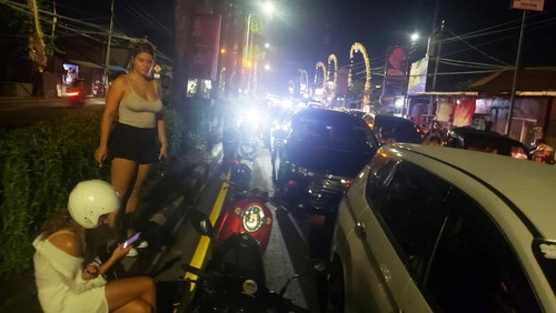 Arus lalu lintas di Jalan By Pass Ngurah Rai dari Kedonganan ke arah Nusa Dua macet parah, Selasa (15/11/2022) petang. Hingga pukul 19.30 Wita, baik motor maupun mobil tidak bisa bergerak sama sekali. Foto: Tim detikBali