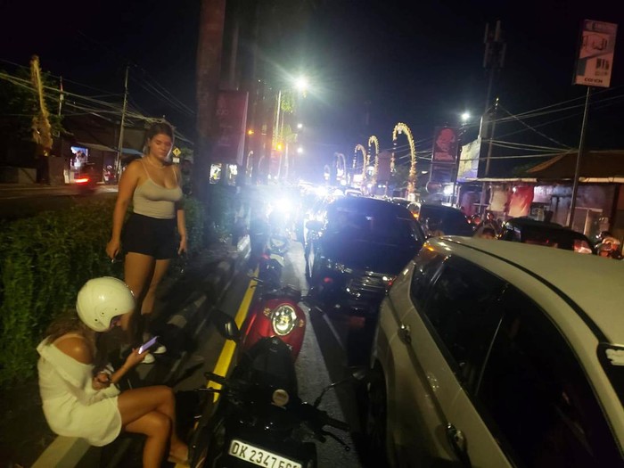 Arus lalu lintas di Jalan By Pass Ngurah Rai dari Kedonganan ke arah Nusa Dua macet parah, Selasa (15/11/2022) petang. Hingga pukul 19.30 Wita, baik motor maupun mobil tidak bisa bergerak sama sekali. Foto: Tim detikBali