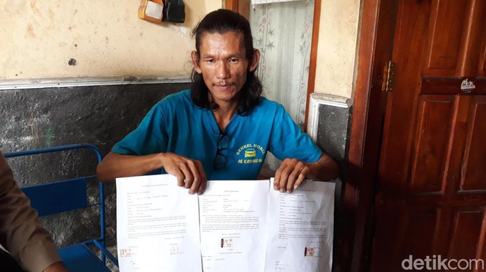 Pihak keluarga korban meninggal dunia akibat atap SD Muhammadiyah Bogor, Playen yang ambruk saat menunjukkan tiga lembar surat yang disodorkan pihak pemborong. Selasa (15/11/2022).