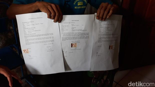 Pihak keluarga korban meninggal dunia akibat atap SD Muhammadiyah Bogor, Playen yang ambruk saat menunjukkan tiga lembar surat yang disodorkan pihak pemborong. Selasa (15/11/2022).