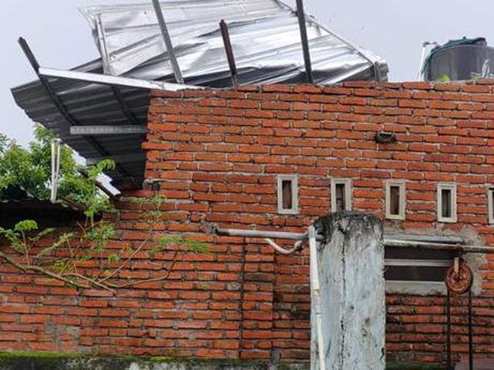 Atap salah satu rumah warga terbawa angin kencang di Lombok Barat, Selasa (15/11/2022). Foto: IST