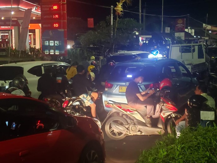 Beberapa pengendara yang terjebak macet tak sedikit yang mengabadikan momen terjebak macet atau sekadar bermain HP di Jalan By Pass Ngurah Rai. Foto: Tim detikBali