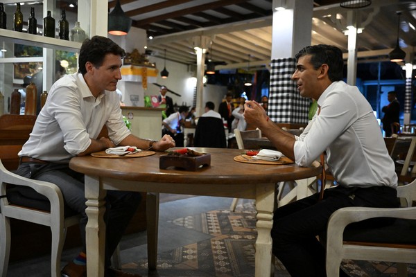 Perdana Menteri Kanada Justin Trudeau sempat nongkrong bersama Perdana Menteri Inggris Rishi Sunak di sela KTT G20 pada Selasa (15/11/2022). Foto: Leon Neal/Pool/Reuters Perdana Menteri Kanada Justin Trudeau sempat nongkrong bersama Perdana Menteri Inggris Rishi Sunak di sela KTT G20 pada Selasa (15/11/2022). Foto: Leon Neal/Pool/Reuters