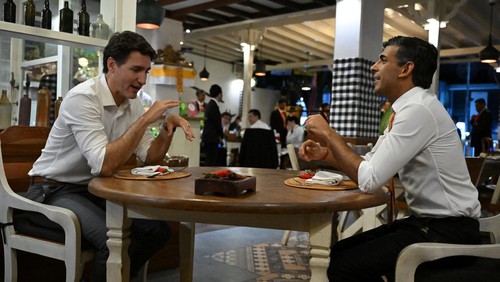 Canadas Prime Minister Justin Trudeau and British Prime Minister Rishi Sunak have a bilateral meeting at the Art Cafe Bumbu Bali, ahead of the G20 Summit, in Nusa Dua, Bali, Indonesia, November 14, 2022.  Leon Neal/Pool via REUTERS