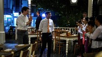 Dengan berpakaian santai, keduanya singgah di Art Cafe Bumbu Bali yang berada di Jalan Saligita Nomor 101, Kelurahan Benoa, Kabupaten Kuta Selatan, Kabupaten Badung. Foto: Leon Neal/Pool/Reuters