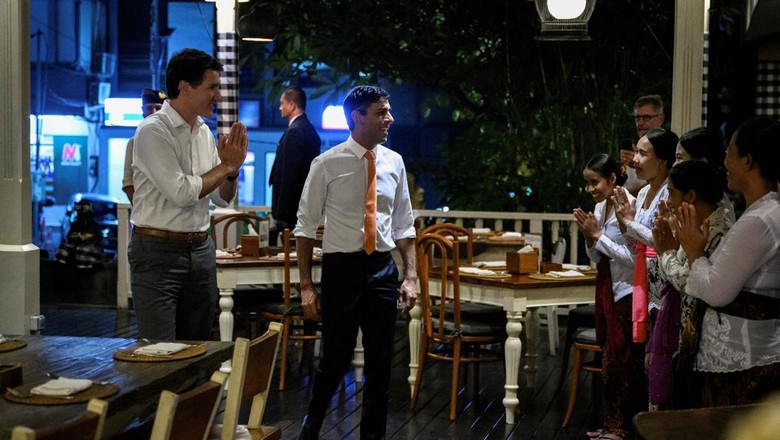 Begini Gaya Santai PM Inggris dan Kanada Ngobrol di Kafe Bali Canadas Prime Minister Justin Trudeau and British Prime Minister Rishi Sunak have a bilateral meeting at the Art Cafe Bumbu Bali, ahead of the G20 Summit, in Nusa Dua, Bali, Indonesia, November 14, 2022. Leon Neal/Pool via REUTERS