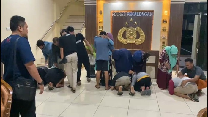 Belasan remaja di Pekalongan mencium kaki ibunya usai ditangkap polisi lantaran hendak tawuran.