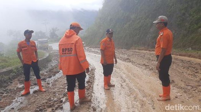 Bencana longsor di Kabupaten Agam membuat jalur Padang-Bukittinggi terputus.