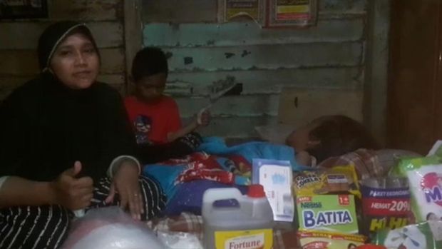 Selama hidupnya Nia sudah berjuang melawan penyakitnya dan tetap hidup mendampingi ibunya, Ina, yang sendiri mengurus 3 anaknya. Sementara ayah Nia telah tiada.