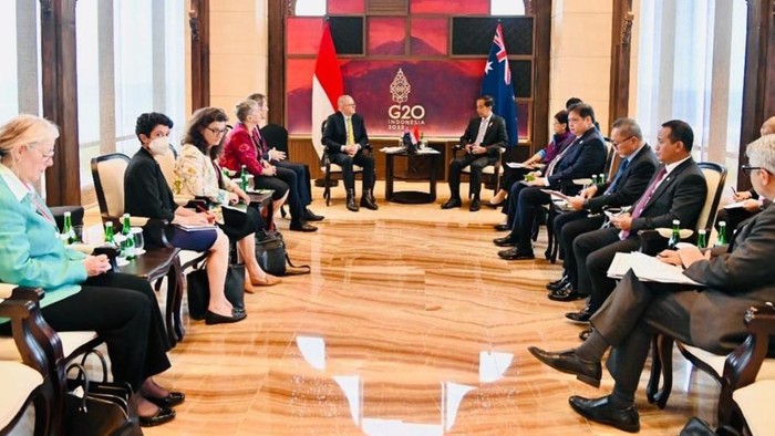BKPM Galang Investasi Australia di Indonesia Menteri Investasi/Kepala Badan Koordinasi Penanaman Modal Bahlil Lahadalia mendampingi Presiden Jokowi dalam pertemuan Bilateral dengan Perdana Menteri Australia Anthony Albanese di The Apurva, Kepinski, pada Perhelatan G20 Bali. Indonesia dan Australia harus memaksimalkan Comprehensive Economic Partnership untuk mendorong percepatan pemulihan ekonomi dan investasi kedua negara.