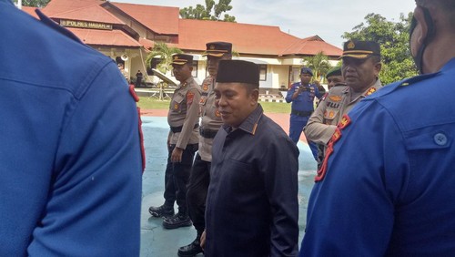 Bupati Manggarai Barat Edistasius Endi ikut meninjau kesiapan pasukan saat apel gelar pasukan pengamanan delegasi KTT G20, di Mapolres Manggarai Barat, Labuan Bajo, Selasa (15/11/2022).