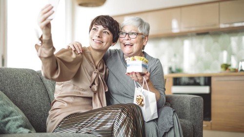 Ilustrasi cara membungkus kado.