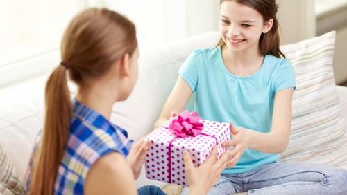 Ilustrasi cara membungkus kado.