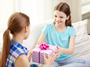 22 Rekomendasi Hadiah Valentine untuk Teman yang Unik dan Berkesan