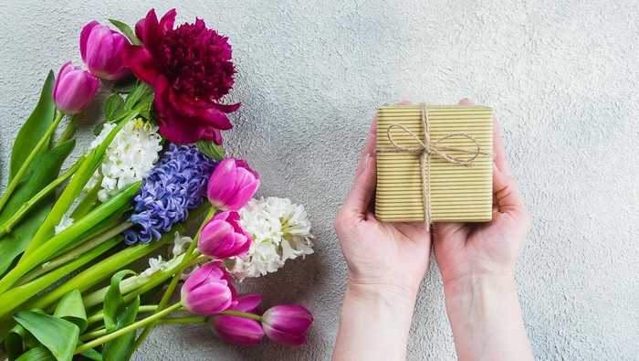 Ilustrasi cara membungkus kado.