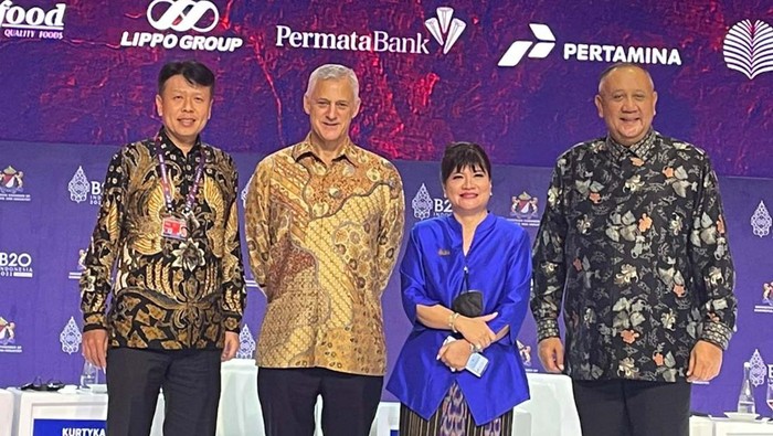 CEO SCB Bill Winters Bicara Transisi Net Zero di B20 Summit CEO Standard Chartered Bank (SCB) Bill Winters berbicara di forum B20 Summit di Bali. Bill menekankan pentingnya kemitraan yang kuat antara sektor publik dan swasta.