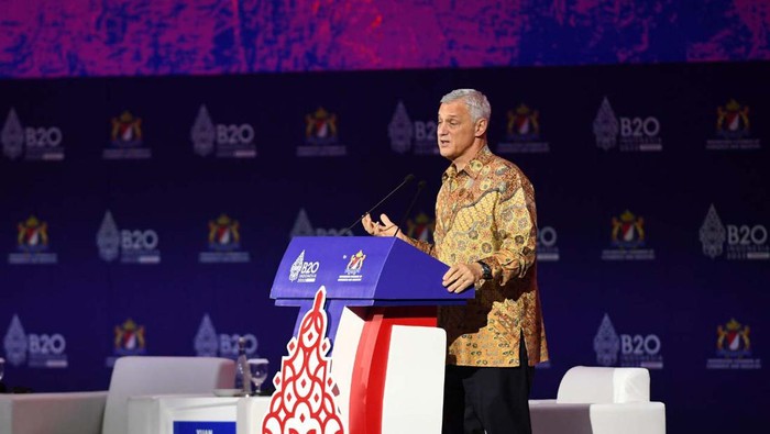 CEO Standard Chartered Bank (SCB) Bill Winters berbicara di forum B20 Summit di Bali. Bill menekankan pentingnya kemitraan yang kuat antara sektor publik dan swasta.