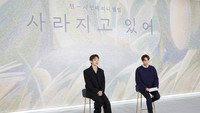 Chen tampil gagah dengan setelan jas. Foto: (dok. SM Entertainment)