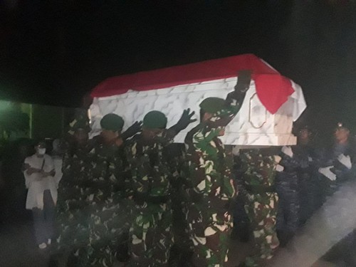 Prajurit TNI saat memawa peti jenazah Danrem 161/Wirasakti Kupang Brigjen Imam Budiman menuju ambulans untuk kemudian diterbangkan ke Jakarta melalui Bandara El Tari Kupang