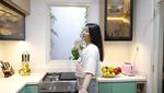 Minimalis! 10 Potret Dapur Sharena Delon yang Manfaatkan Area Terbatas