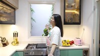 Tidak dibuat dengan area yang sangat luas, dapur di rumah Sharena Delon ini memiliki area yang cukup untuk memasak. Desainnya didominasi dengan warna putih, hijau dan hitam pada kabinetnya. Foto: YouTube/Sharena Delon