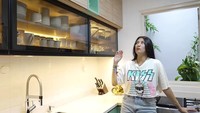 Sharena Delon mengungkapkan bahwa untuk membuat dapurnya ia berkonsultasi dengan desainer interior. Dapur rumahnya sengaja didesain lebih compact agar tak memakan banyak tempat tetapi tetap elegan. Foto: YouTube/Sharena Delon