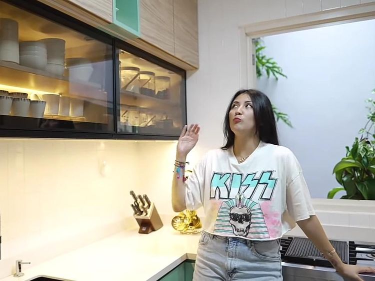 Minimalis! 10 Potret Dapur Sharena Delon yang Manfaatkan Area Terbatas