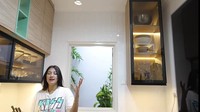 Penggunaan kabinet begitu dimaksimalkan untuk menyimpan berbagai peralatan. Mulai dari piring=piring hingga wadah-wadah besar disusun dengan rapi dalam kabinet yang menempel di dinding. Foto: YouTube/Sharena Delon
