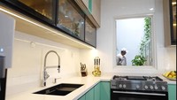 Untuk membuat warna yang kontras, peralatan dengan sentuhan warna emas dan perak jadi pilihan Sharena. Tak ada banyak peralatan yang diletakkan di atas mejanya. Hanya ada set pisau dan alat makan saja. Foto: YouTube/Sharena Delon